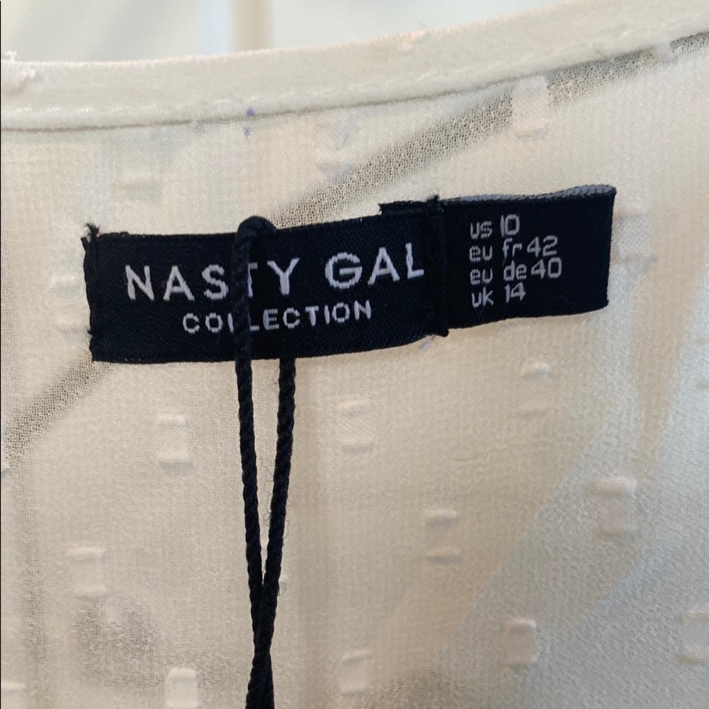 🚩 SOLD 🚩 Nasty Gal White Wrap Robe with Bishop Sleeves - Picture 2 of 7